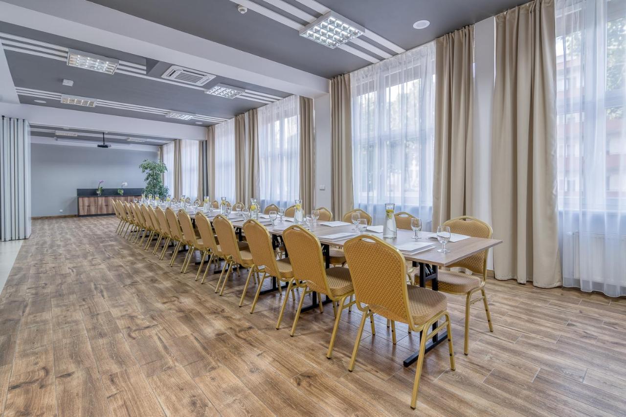 Hotel Stork Бродниця Екстер'єр фото