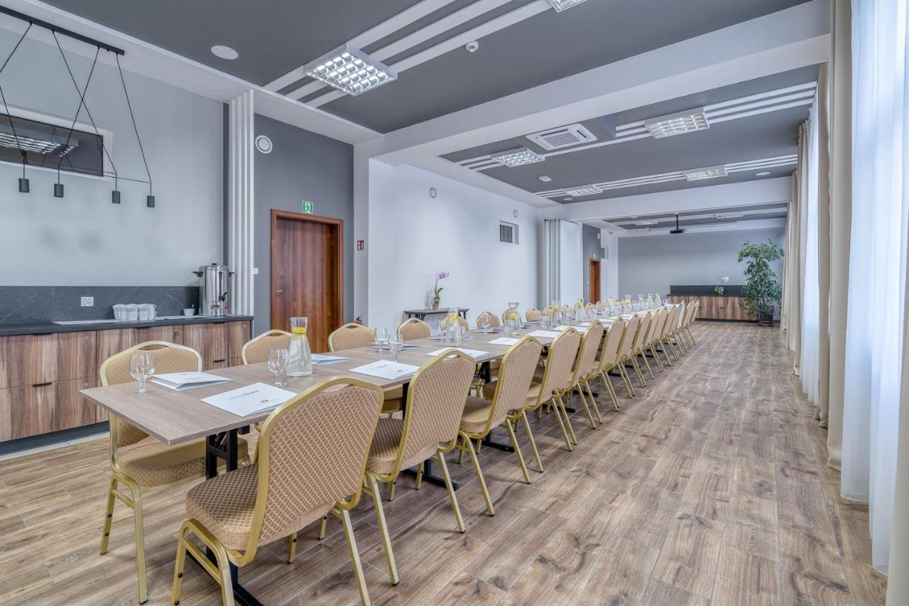 Hotel Stork Бродниця Екстер'єр фото