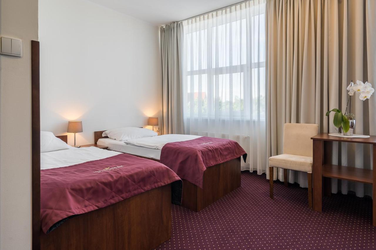 Hotel Stork Бродниця Екстер'єр фото