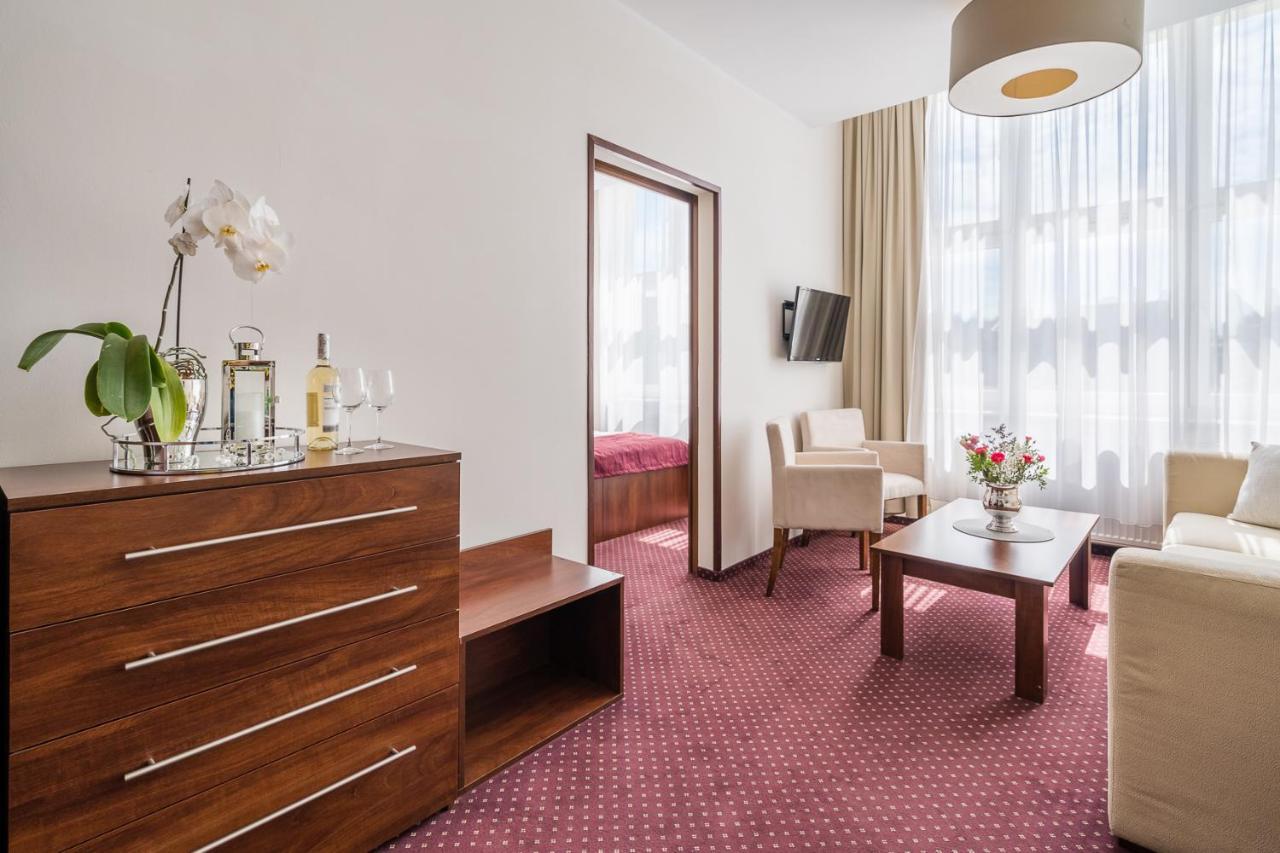Hotel Stork Бродниця Екстер'єр фото