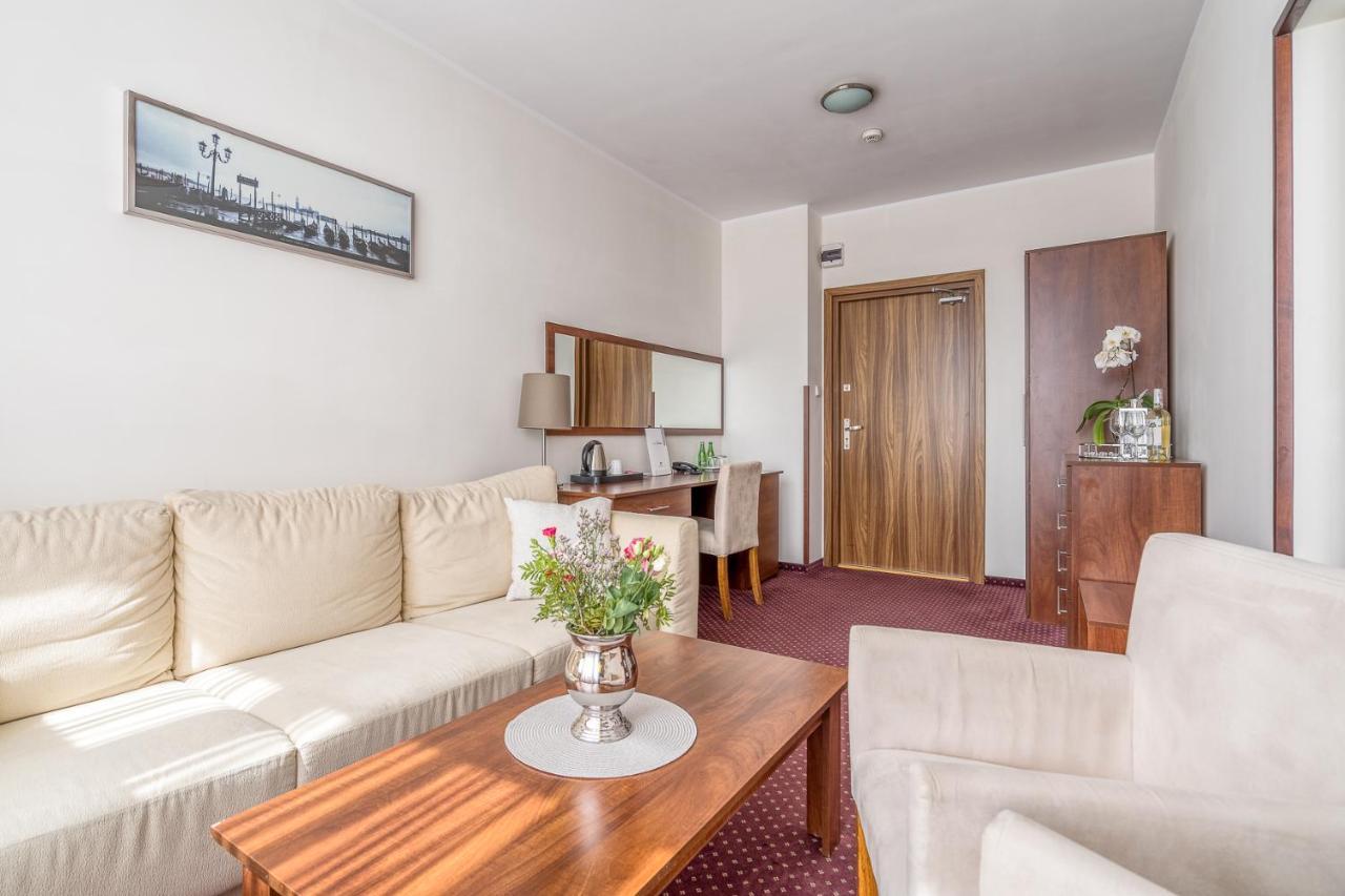 Hotel Stork Бродниця Екстер'єр фото