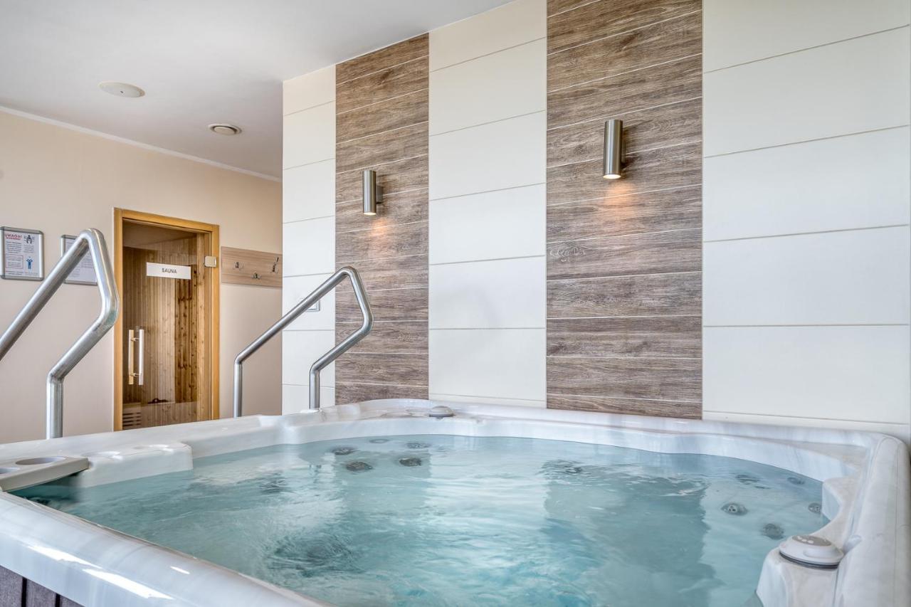 Hotel Stork Бродниця Екстер'єр фото